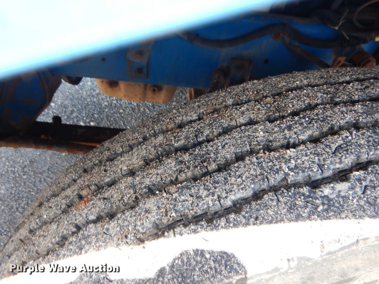 image for item HB9335 1991 International 9400  spreader truck