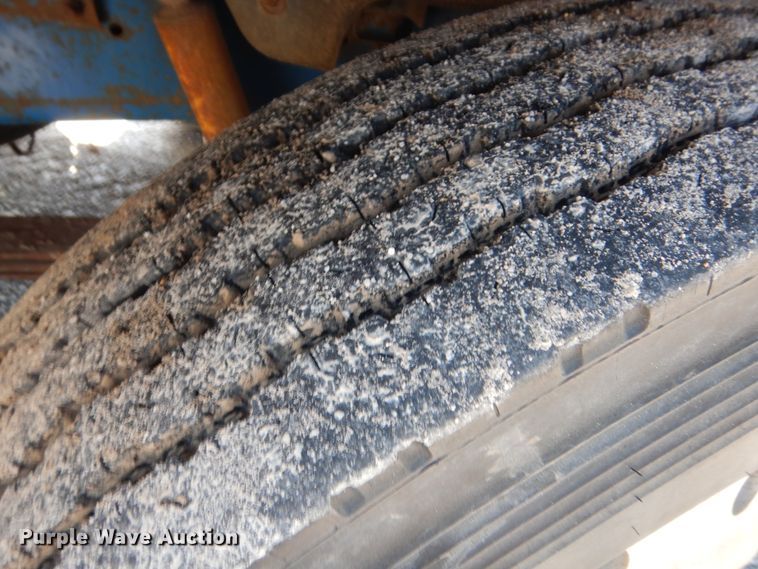 image for item HB9335 1991 International 9400  spreader truck