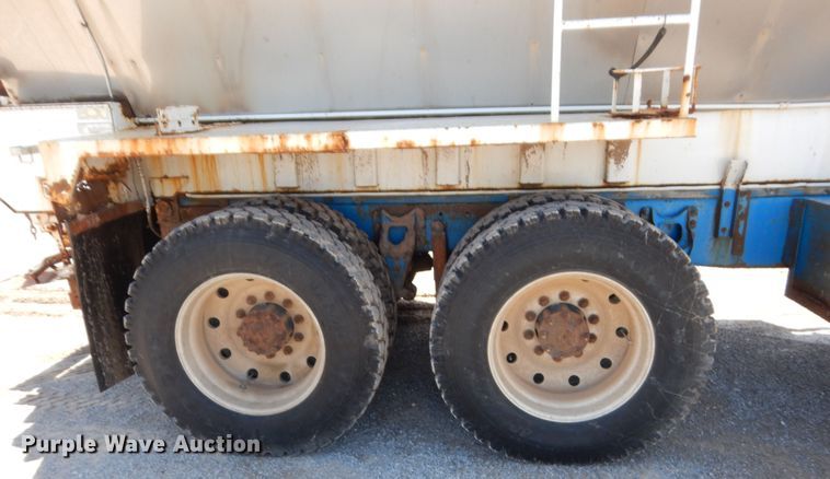 image for item HB9335 1991 International 9400  spreader truck