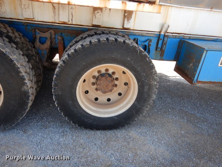 image for item HB9335 1991 International 9400  spreader truck