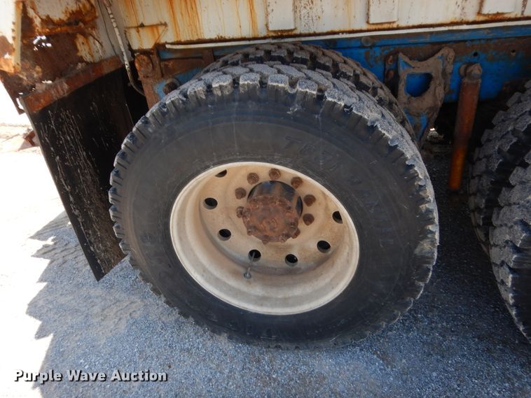 image for item HB9335 1991 International 9400  spreader truck