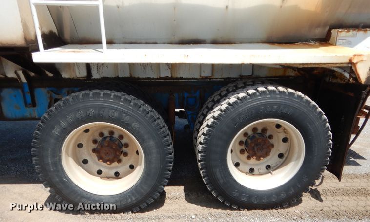 image for item HB9335 1991 International 9400  spreader truck