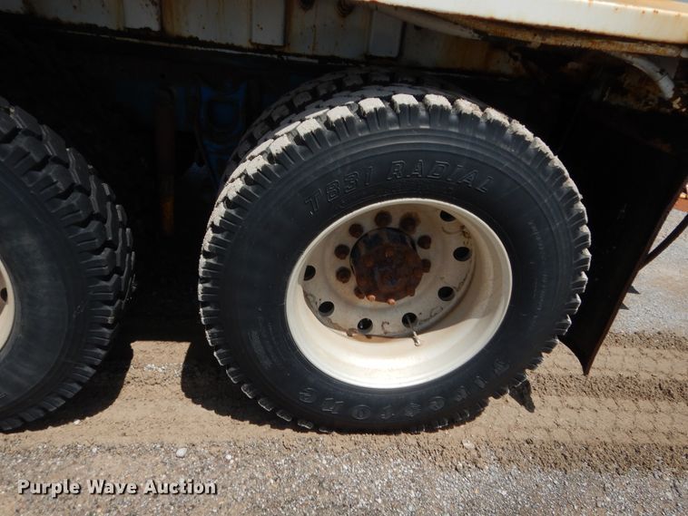 image for item HB9335 1991 International 9400  spreader truck