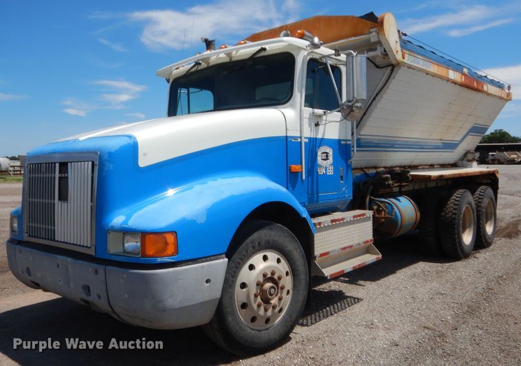 image for item HB9336 1991 International 9400  spreader truck
