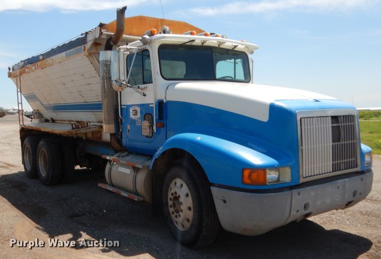 image for item HB9336 1991 International 9400  spreader truck