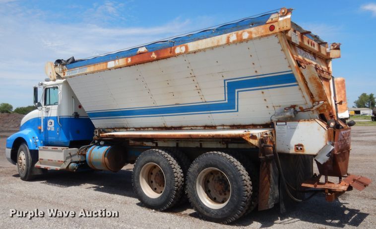 image for item HB9336 1991 International 9400  spreader truck