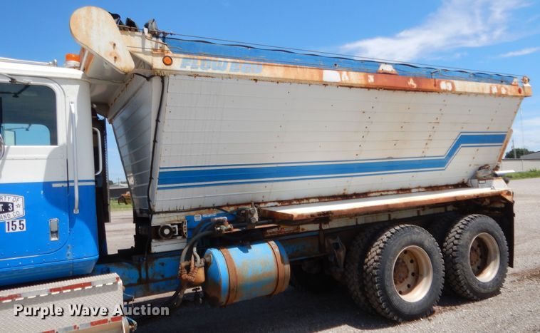 image for item HB9336 1991 International 9400  spreader truck