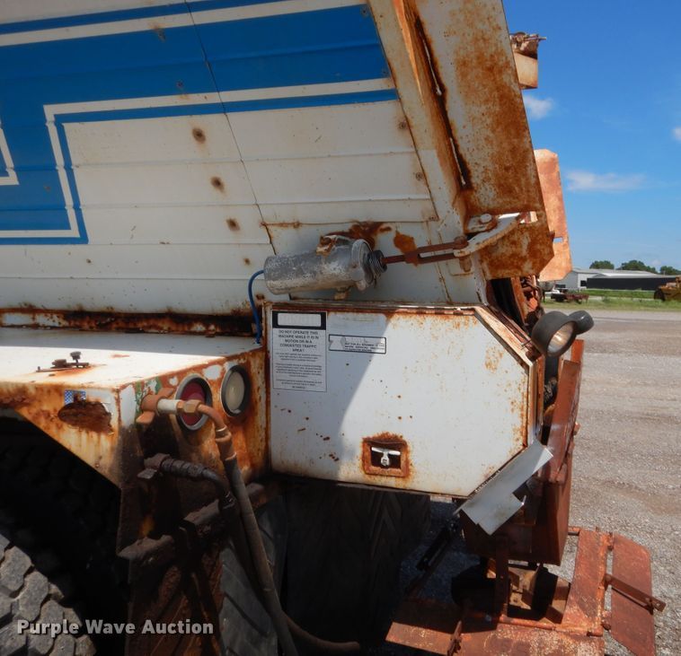 image for item HB9336 1991 International 9400  spreader truck