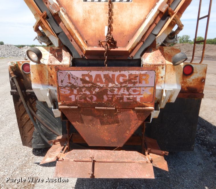 image for item HB9336 1991 International 9400  spreader truck