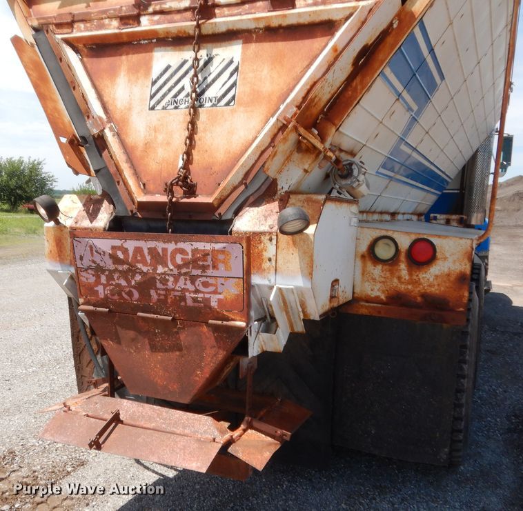 image for item HB9336 1991 International 9400  spreader truck