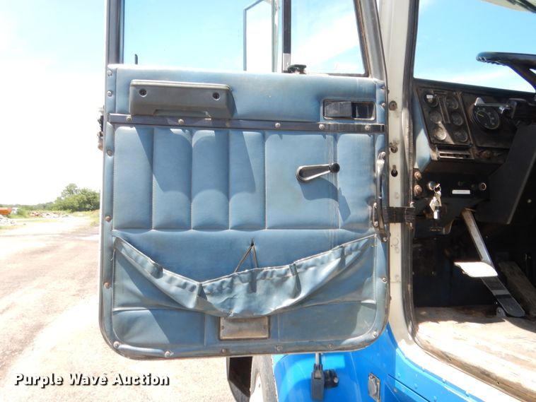 image for item HB9336 1991 International 9400  spreader truck