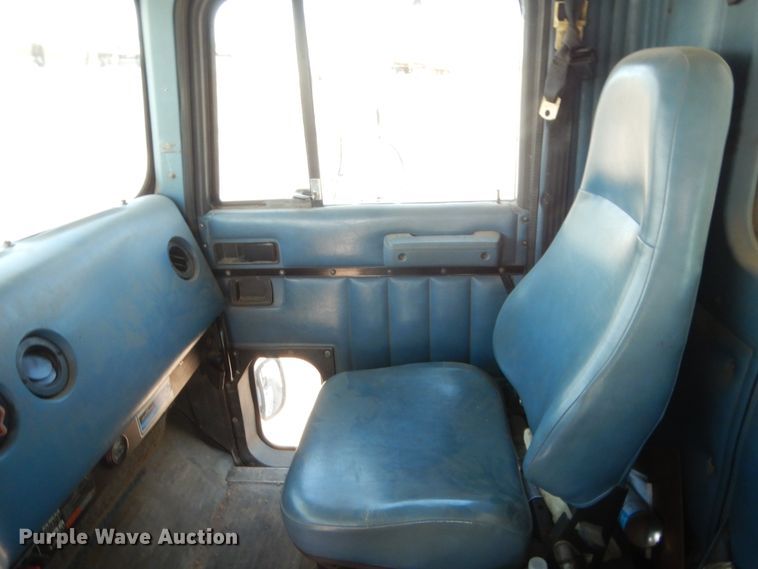 image for item HB9336 1991 International 9400  spreader truck