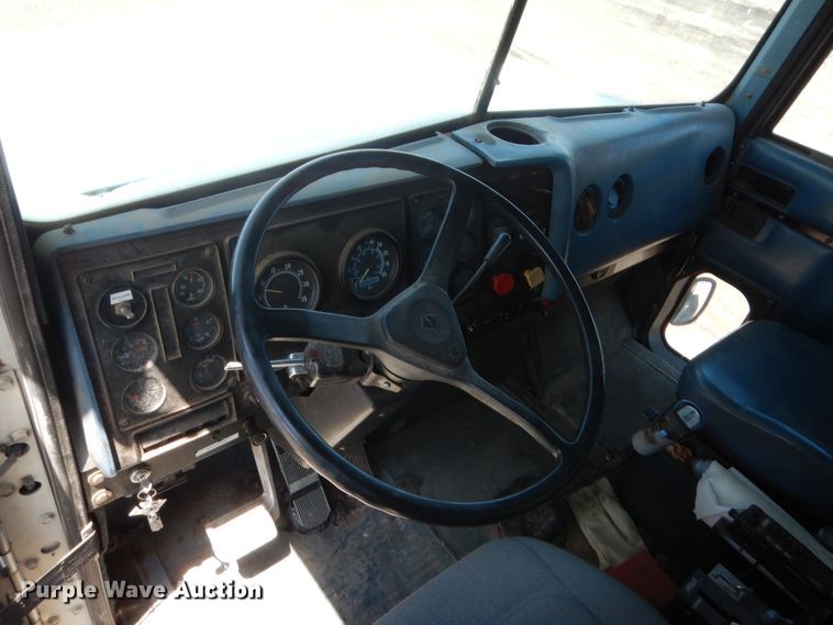 image for item HB9336 1991 International 9400  spreader truck