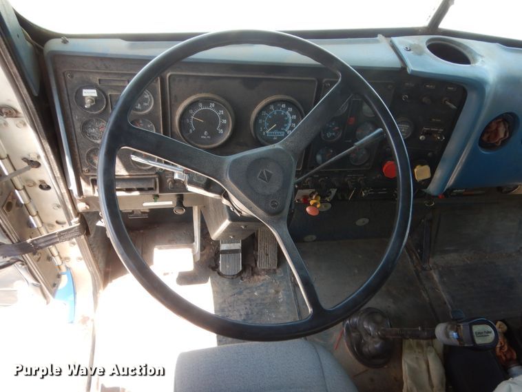 image for item HB9336 1991 International 9400  spreader truck