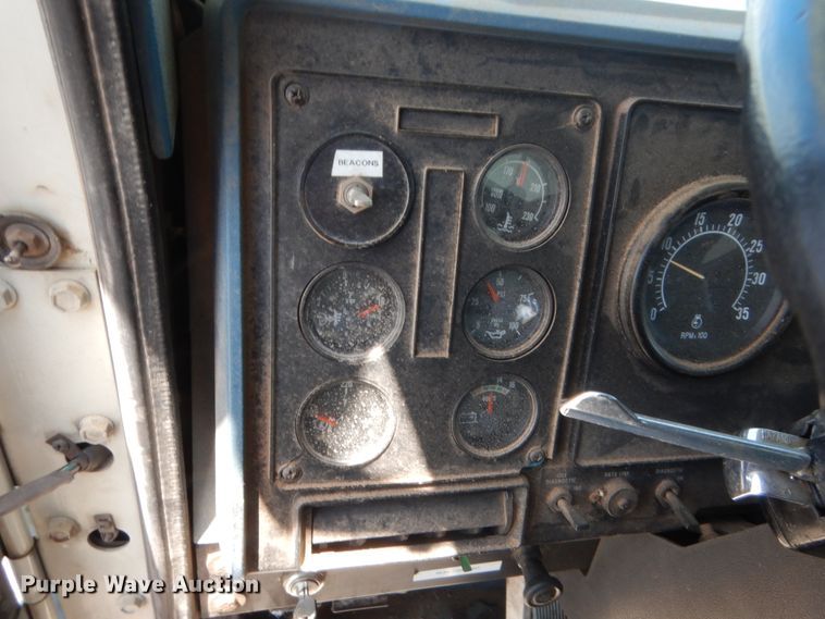 image for item HB9336 1991 International 9400  spreader truck