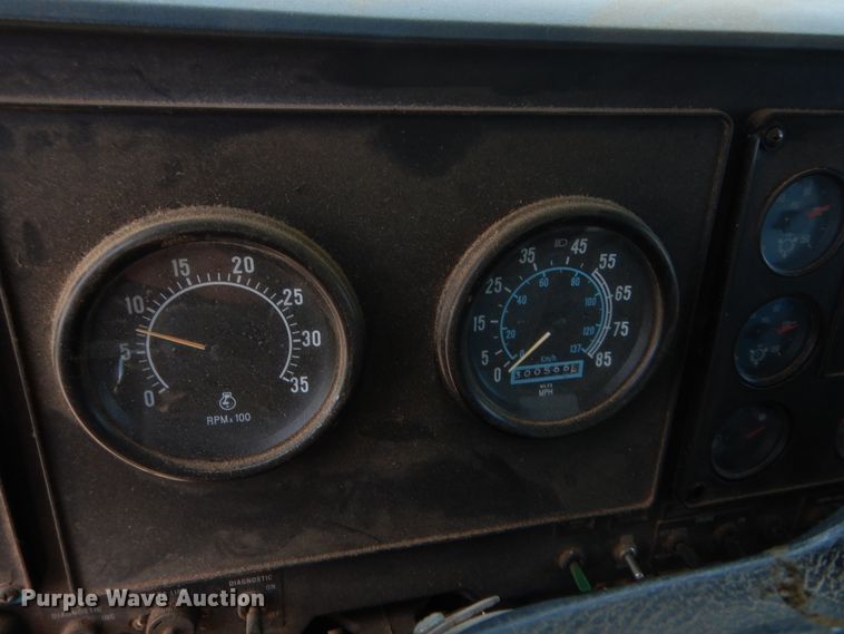 image for item HB9336 1991 International 9400  spreader truck