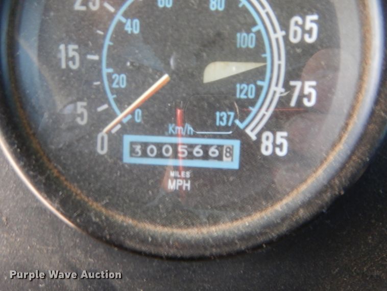 image for item HB9336 1991 International 9400  spreader truck