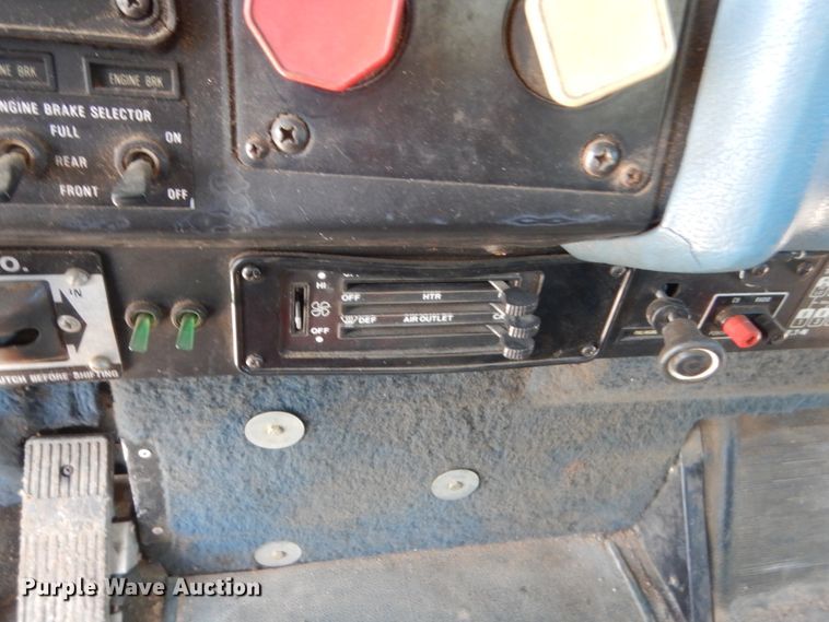 image for item HB9336 1991 International 9400  spreader truck