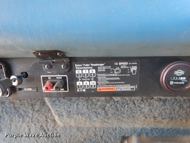 image for item HB9336 1991 International 9400  spreader truck