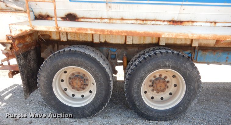 image for item HB9336 1991 International 9400  spreader truck