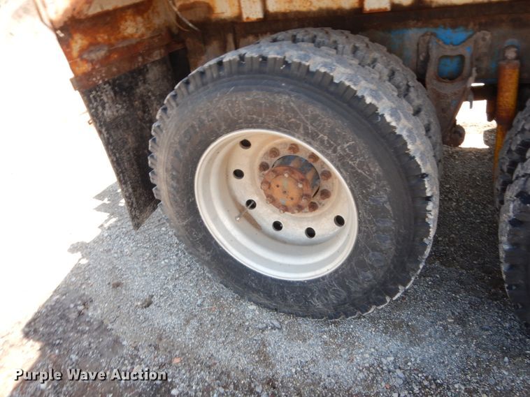 image for item HB9336 1991 International 9400  spreader truck