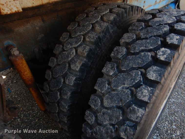 image for item HB9336 1991 International 9400  spreader truck