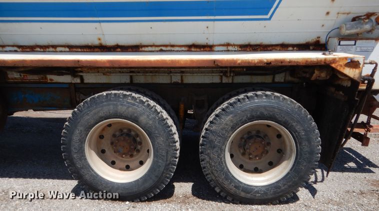 image for item HB9336 1991 International 9400  spreader truck