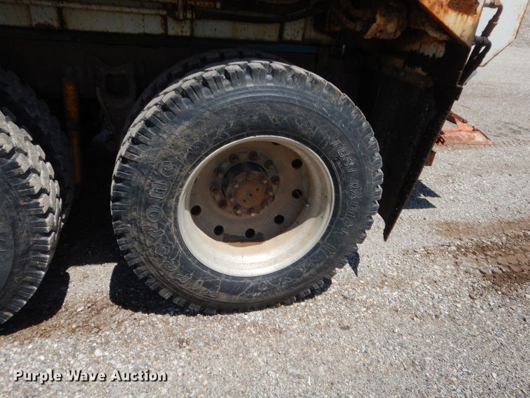 image for item HB9336 1991 International 9400  spreader truck