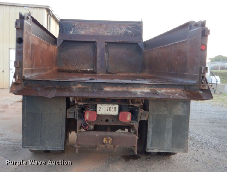 image for item HB9385 1999 International 4700  dump truck