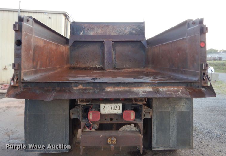 image for item HB9385 1999 International 4700  dump truck