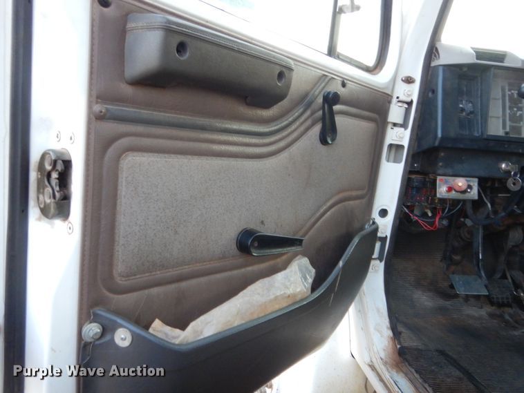 image for item HB9385 1999 International 4700  dump truck