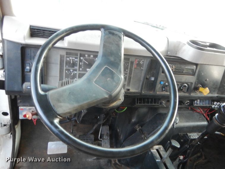 image for item HB9385 1999 International 4700  dump truck