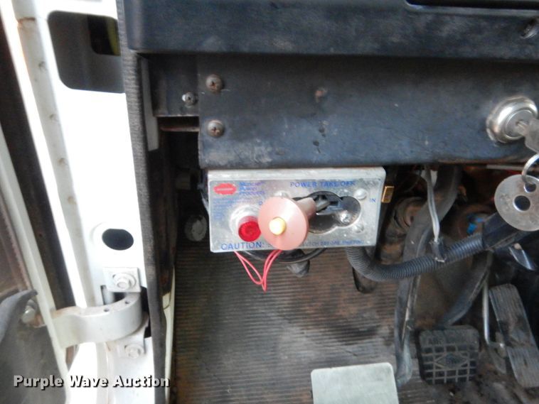 image for item HB9385 1999 International 4700  dump truck