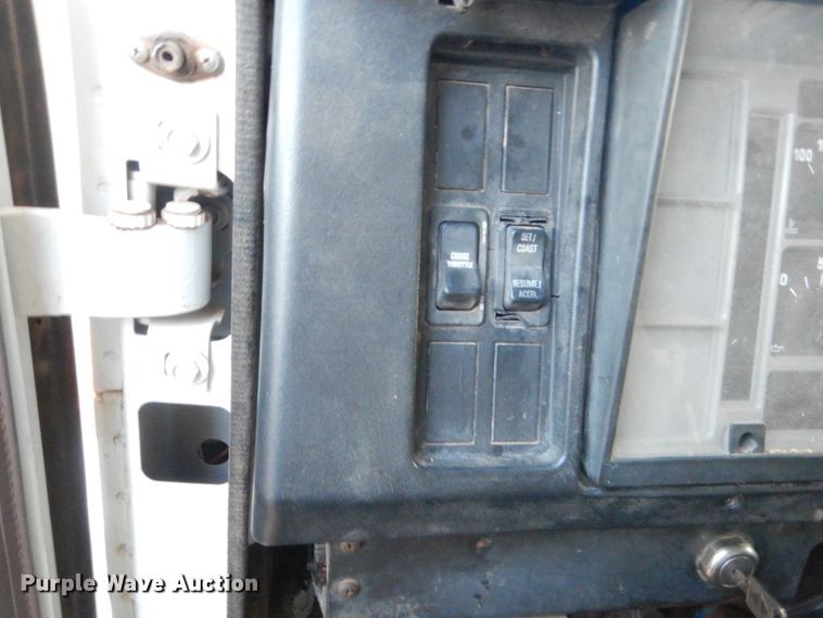 image for item HB9385 1999 International 4700  dump truck