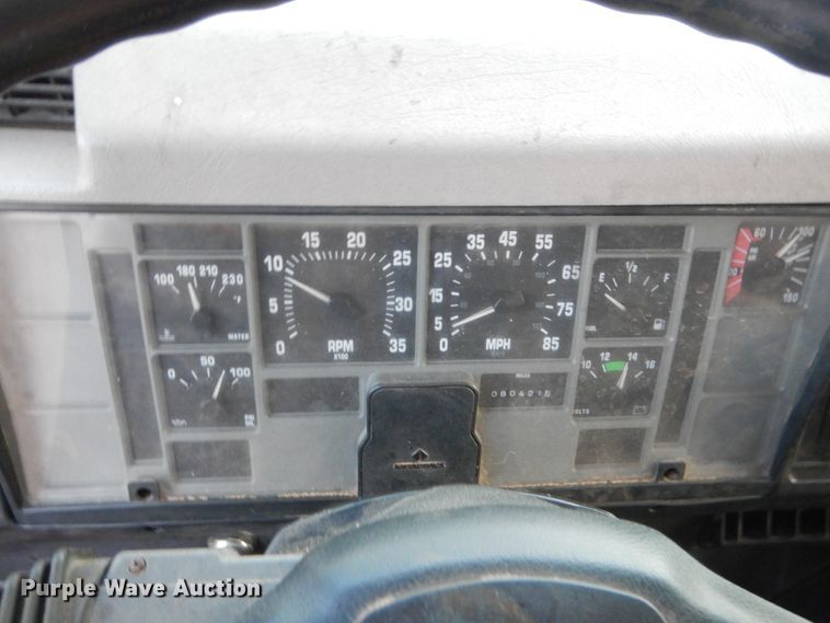 image for item HB9385 1999 International 4700  dump truck