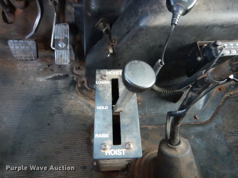 image for item HB9385 1999 International 4700  dump truck