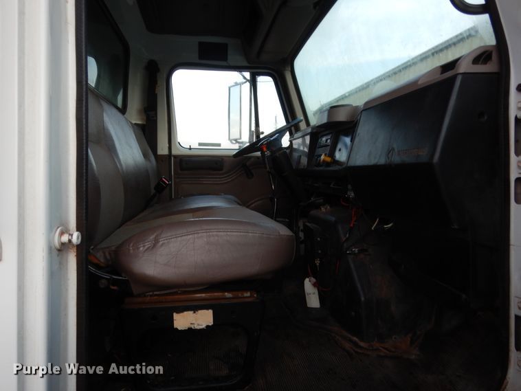 image for item HB9385 1999 International 4700  dump truck