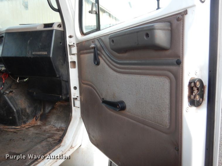 image for item HB9385 1999 International 4700  dump truck