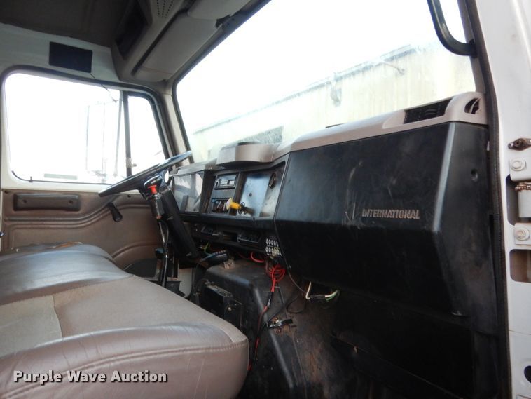 image for item HB9385 1999 International 4700  dump truck