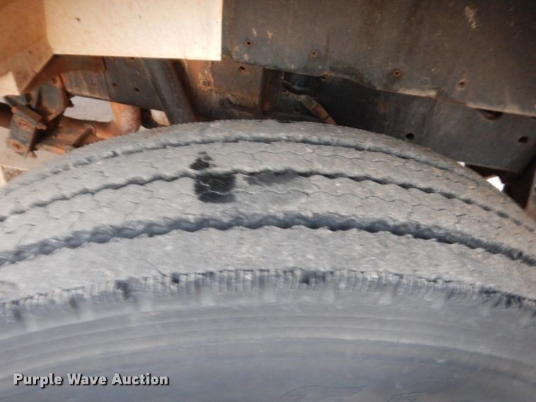 image for item HB9385 1999 International 4700  dump truck