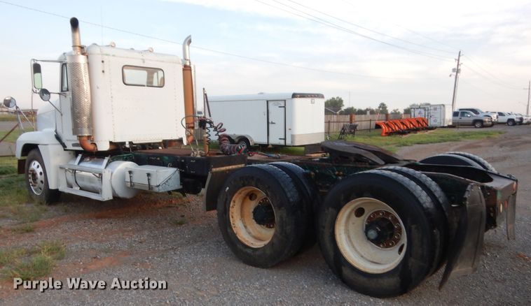 image for item HB9386 1996 Freightliner FLD  semi truck