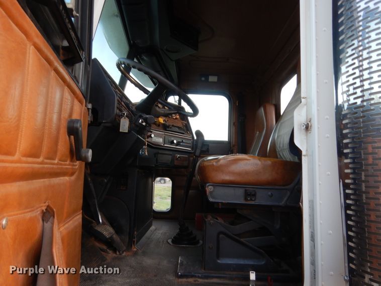 image for item HB9386 1996 Freightliner FLD  semi truck