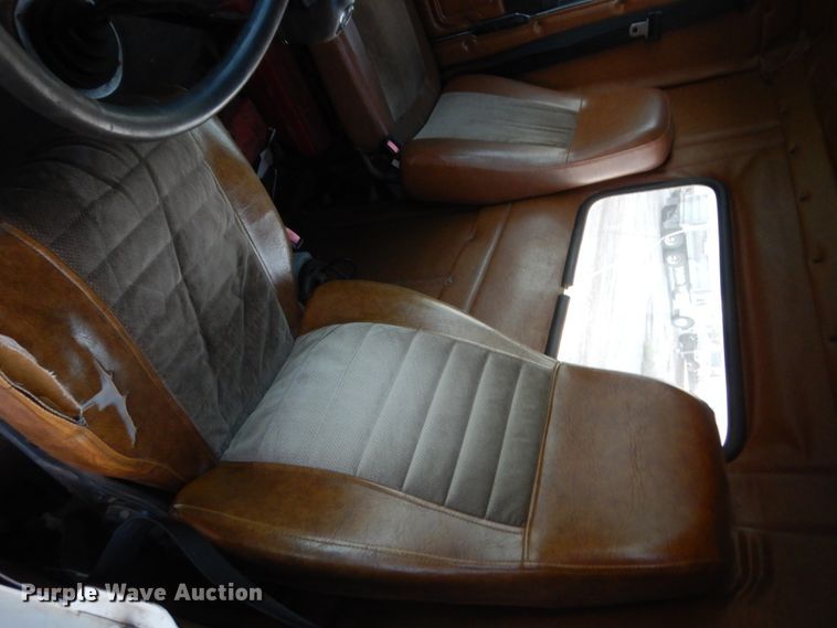 image for item HB9386 1996 Freightliner FLD  semi truck