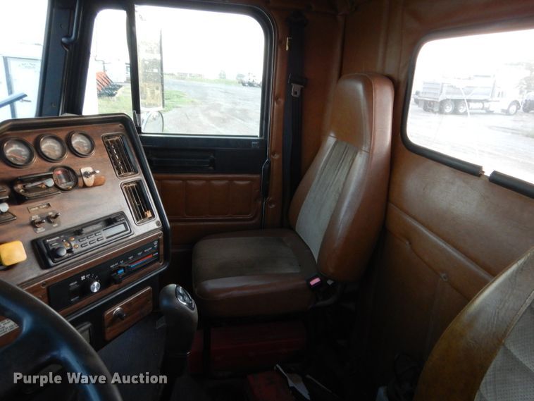 image for item HB9386 1996 Freightliner FLD  semi truck