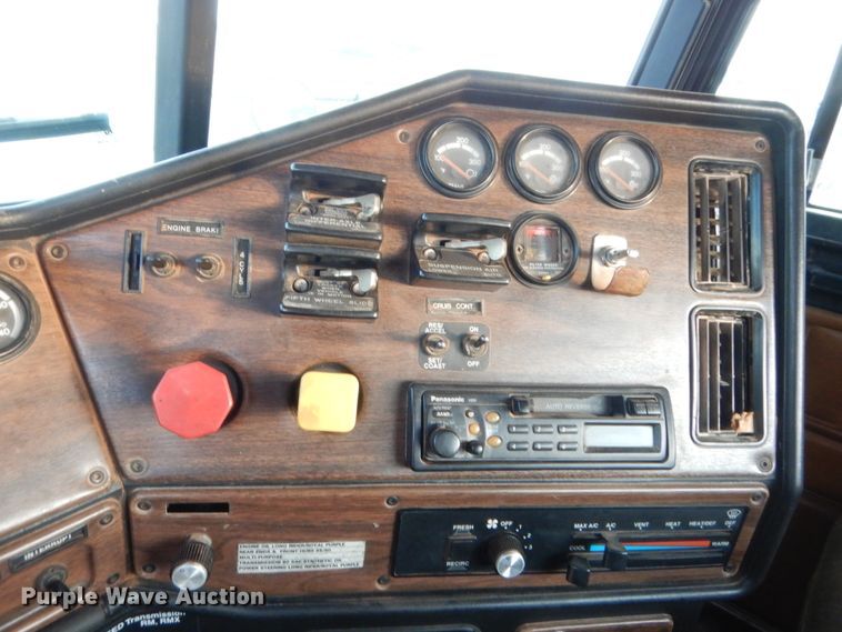 image for item HB9386 1996 Freightliner FLD  semi truck