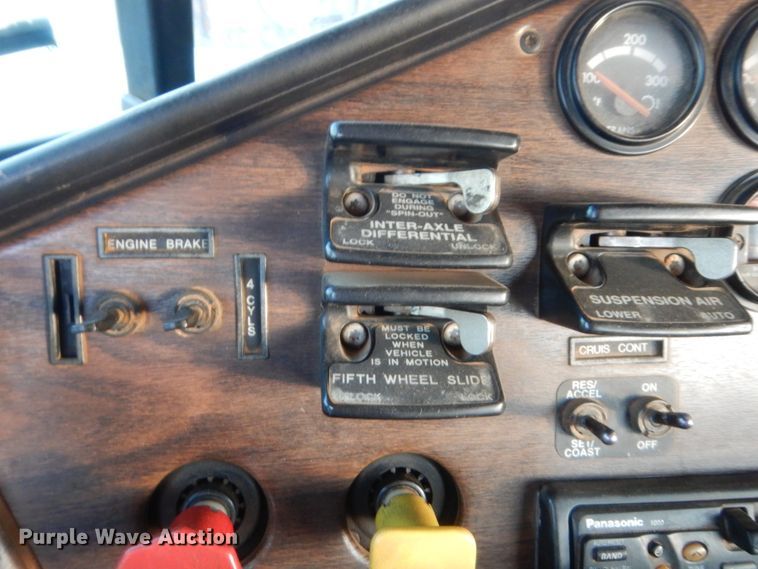 image for item HB9386 1996 Freightliner FLD  semi truck