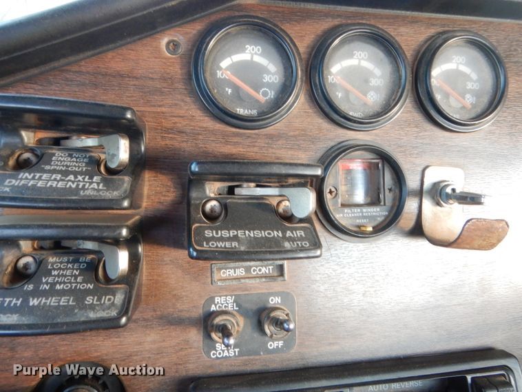 image for item HB9386 1996 Freightliner FLD  semi truck