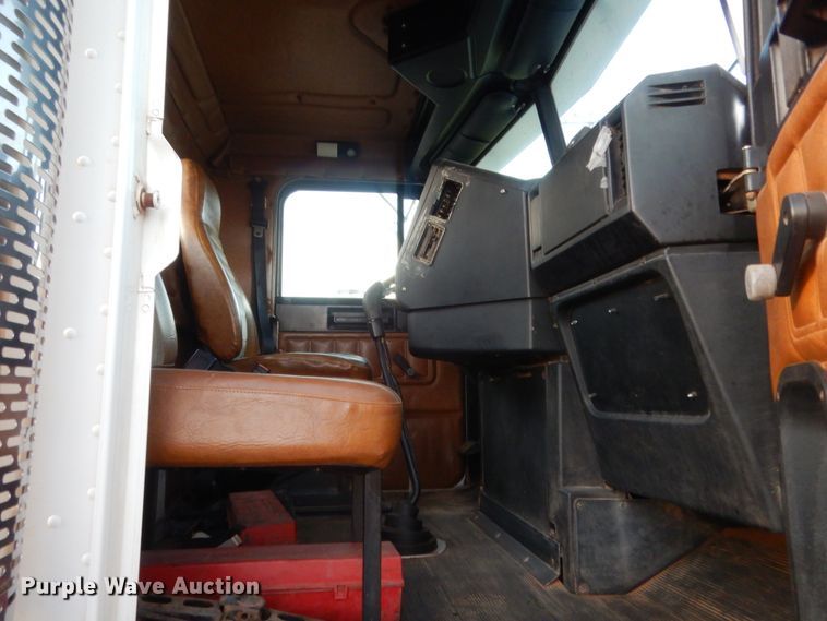 image for item HB9386 1996 Freightliner FLD  semi truck