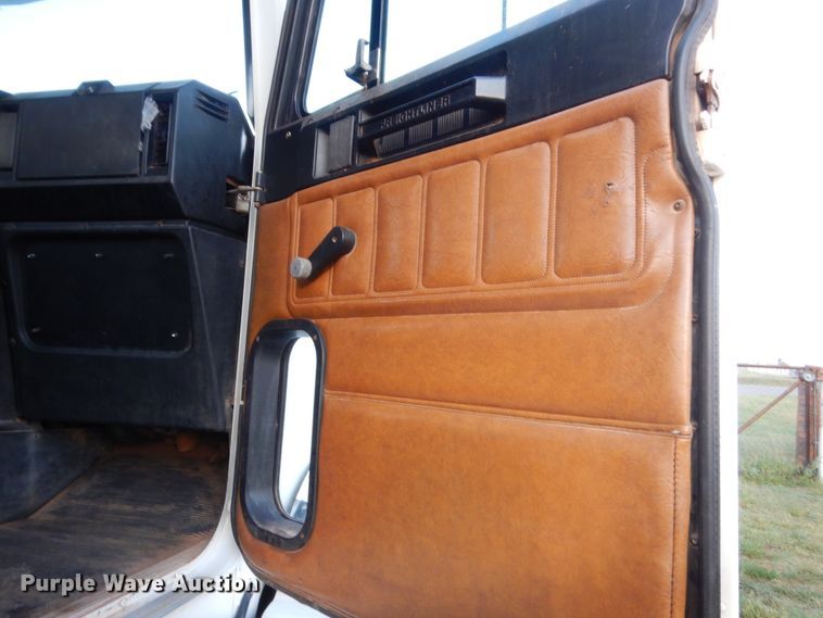 image for item HB9386 1996 Freightliner FLD  semi truck