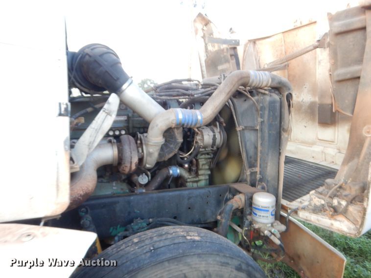 image for item HB9386 1996 Freightliner FLD  semi truck